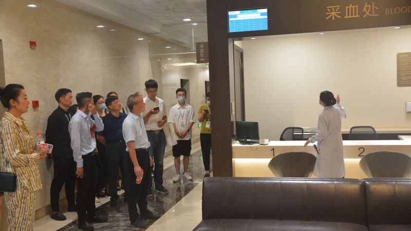 体检结束后，工作人员会提供一份体检报告。在解读体检报告时，要注意以下几点：
